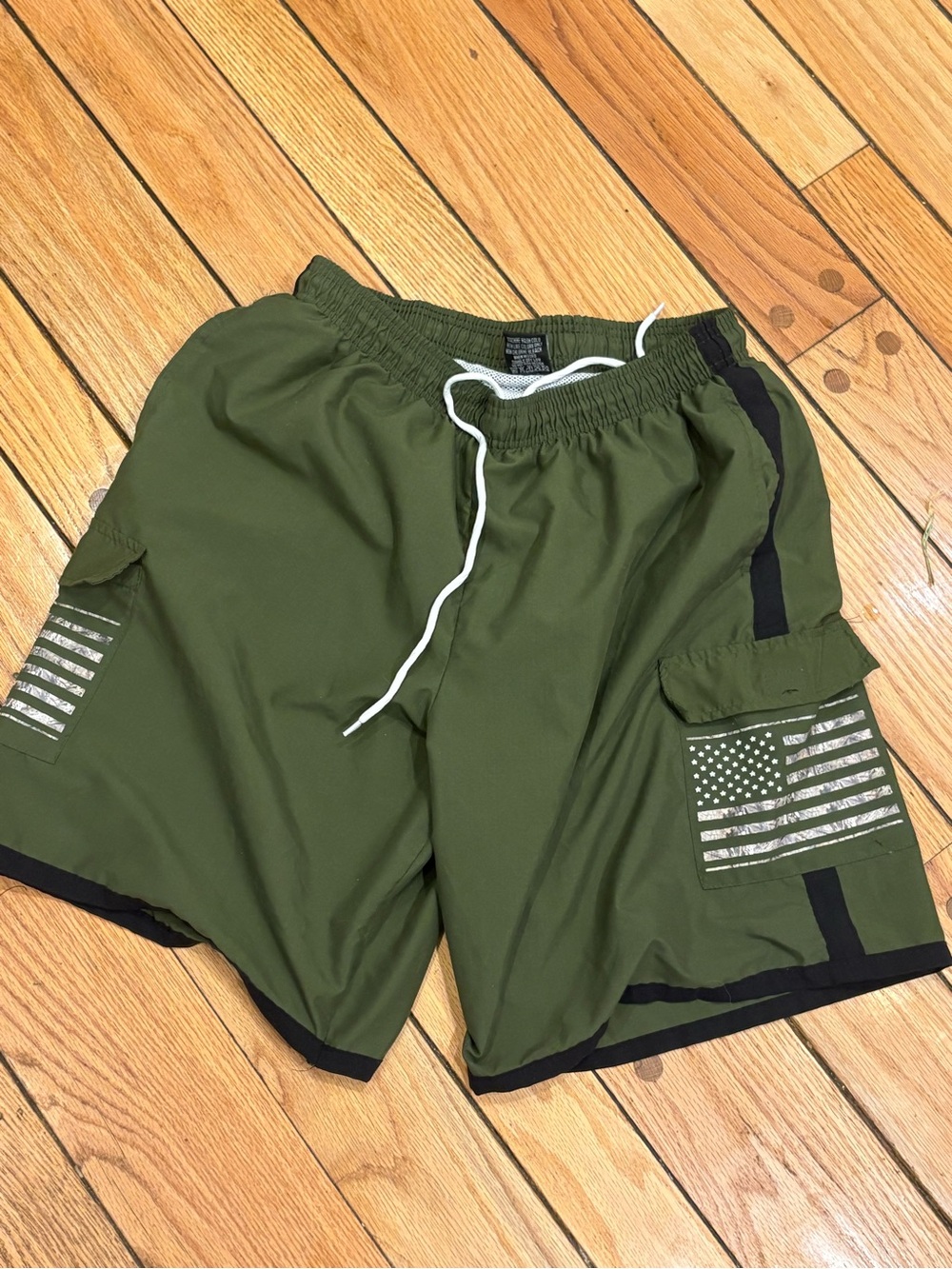 Mossy Oak Military Olive Green Cargo Swim Shorts with Flag Accent size large